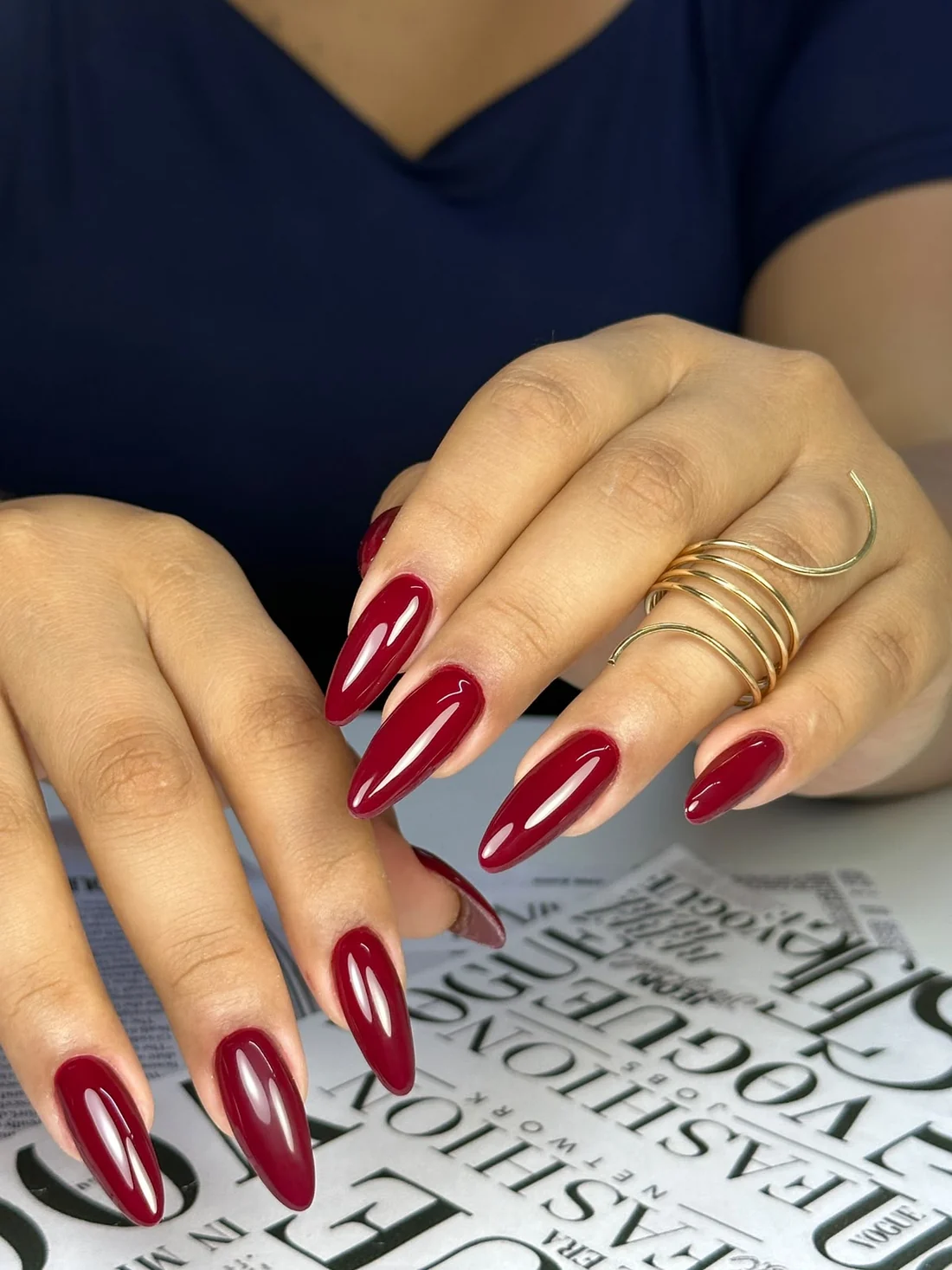 Ejemplo de uñas en Polygel rojas y almendradas