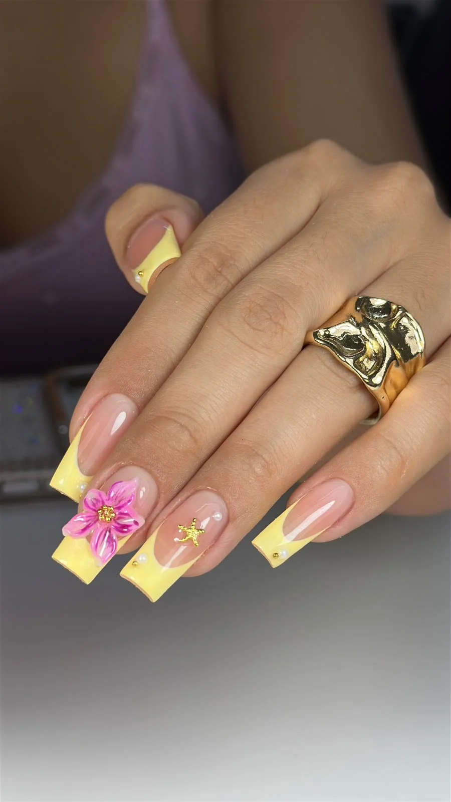 Ejemplo de uñas acrílicas amarillas con diseño floral