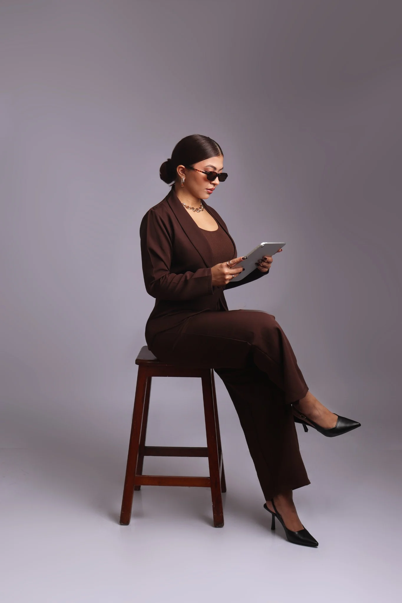Profesional de Euglimar Studio trabajando con una tablet